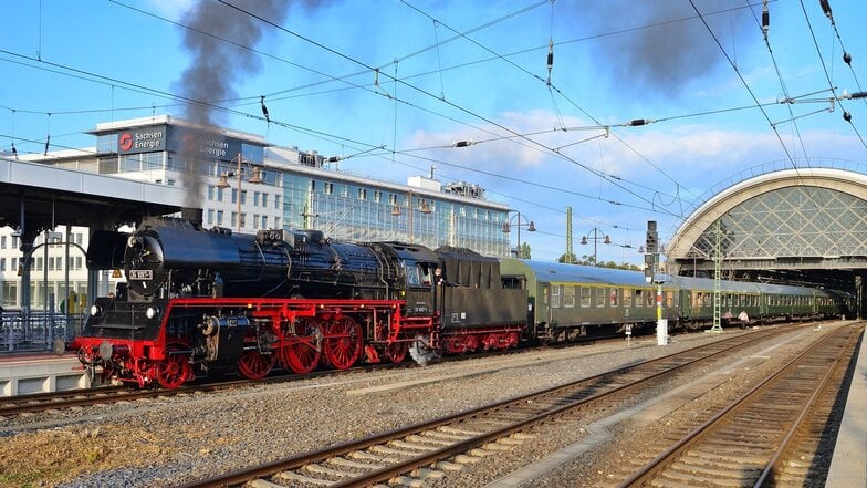 Es ist ein Zusammenspiel aus Ehrfurcht vor der beeindruckenden Technik vergangener Zeiten, der ungeheuren Kraft und den eleganten Bewegungen, wenn die Dampflok über die Schienen schnauft.