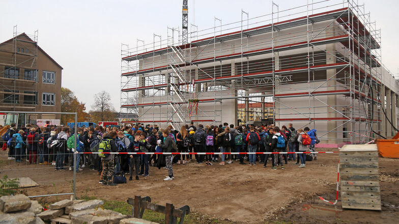 Die neue Turnhalle für die Oberschule Am Merzdorfer Park nimmt immer mehr Form an. Am Freitag war Richtfest.