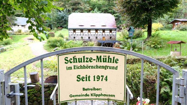 Das Tor zur Schulze-Mühle im Miniaturformat im Eichhörnchengrund bleibt für unbestimmte Zeit verschlossen.