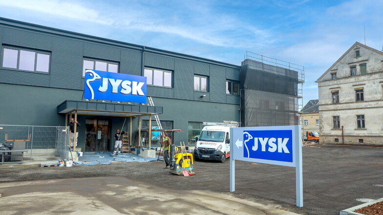 So sieht die neue Filiale von Jysk an der August-Bebel-Straße von außen aus: Auch dort  laufen noch letzte Arbeiten vor der Eröffnung am Montag.