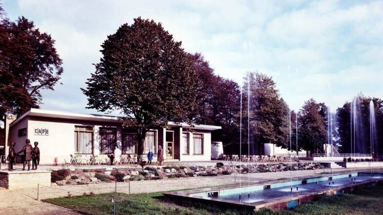 Der Bau in seiner ersten Gestalt 1969 mit dem Ur-Springbrunnen.