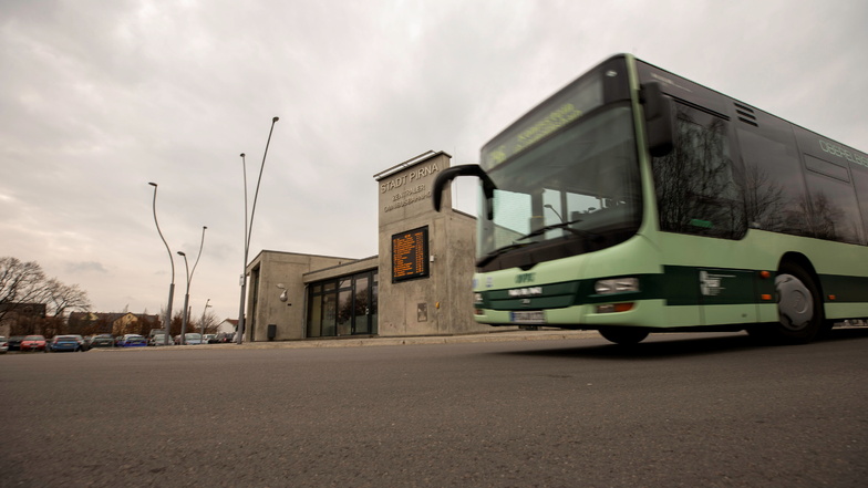 Linienbus am Pirna Busbahnhof: Passagiere müssen am Wochenende auf die Zeitumstellung achten.