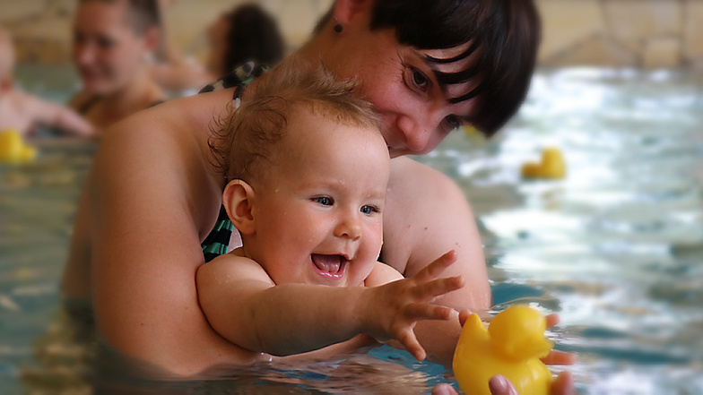 Das Babyschwimmen gehört zum Kurs „Junge Familie“.