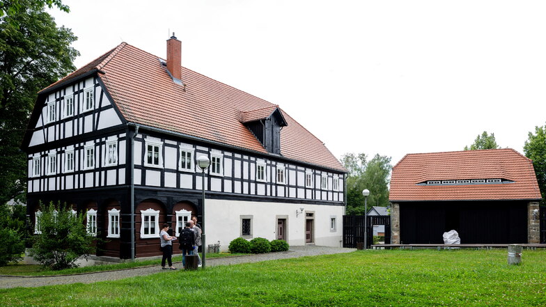 Das Umgebindehaus des Dreiseitenhofes, in dem das Trauzimmer von Cunewalde untergebracht ist, erhielt in diesem Jahr einen neuen Farbanstrich. Im Herbst wird das Scheunendach saniert.