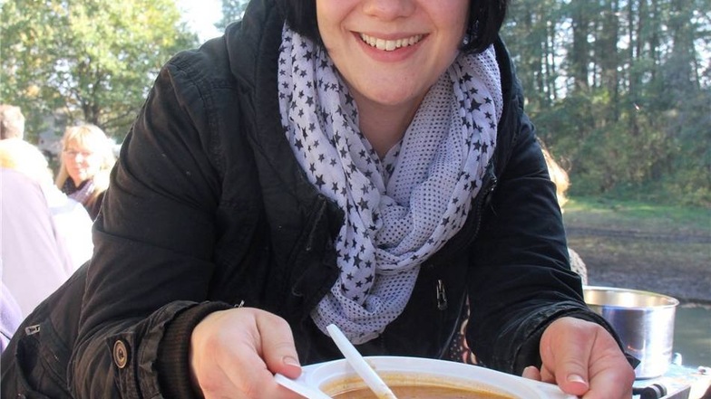 Sandra Kasper servierte leckere Fischsuppe aus der THW-Gulaschkanone.