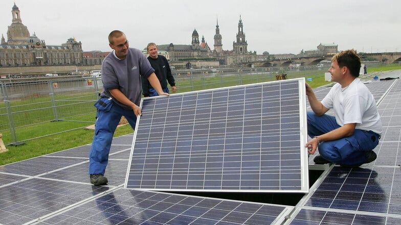 Solarwatt-Monteure installieren für die Filmnächte eine  Solaranlage am Elbufer. Foto: SZ/Archiv