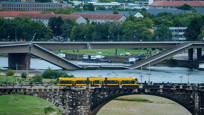 Blick auf den Teileinsturz der Carolabrücke in Dresden: Tschechien hat eine sächsische Bitte um Aufstauung des Elbwassers abgelehnt.