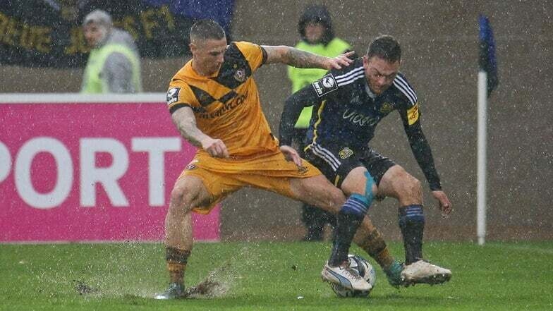 Rasen unter: Als Dynamo Dresden und der 1. FC Saarbrücken aufeinandertreffen, regnet es in Strömen. Das Spiel muss abgebrochen werden.