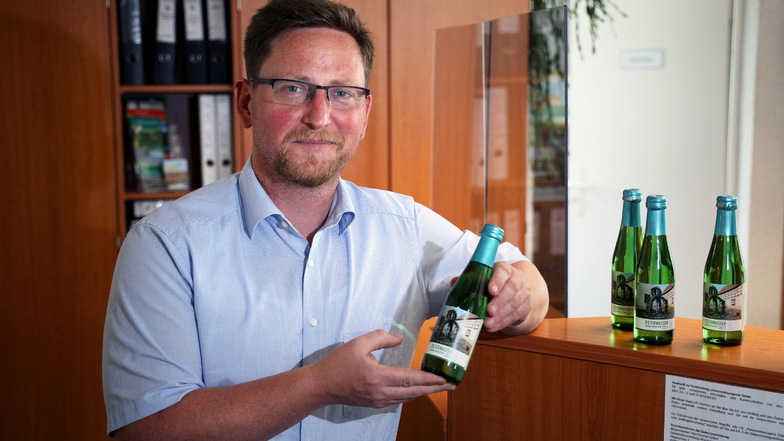 Conrad Seifert ist nicht nur der Hirschsteiner Bürgermeister, sondern auch Hobbywinzer und jetzt auch Weinverkäufer.
