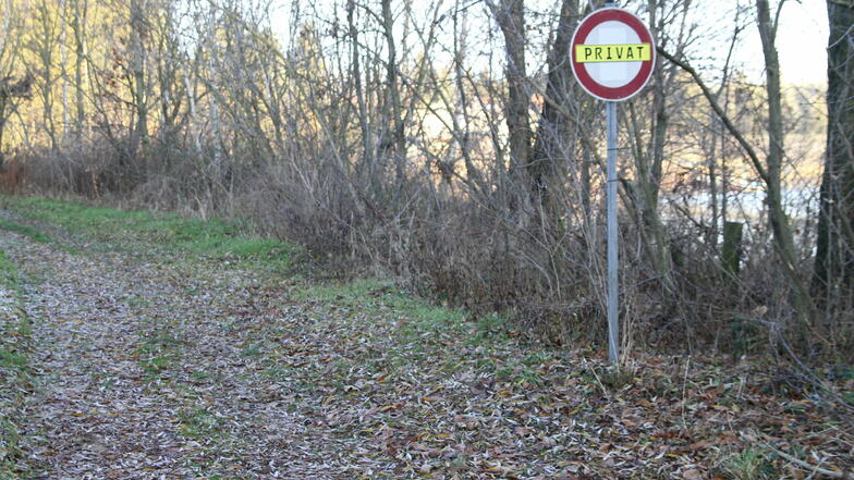 Wandern ist beliebt in Sachsen – aber mancher Grundstückseigentümer sichert sich mit einem Schild ab.