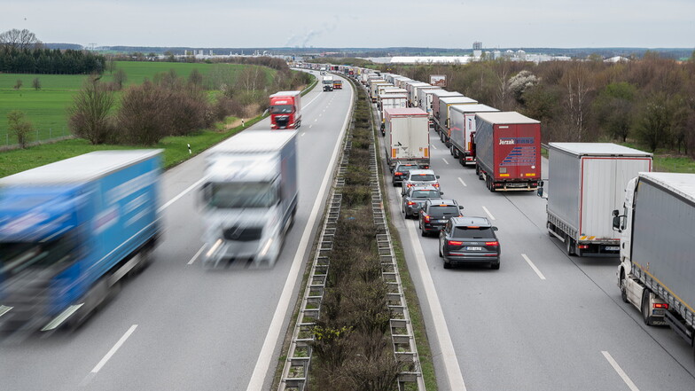 Kein seltenes Bild: LKW und Autos stauen sich auf der Autobahn A4 bei Görlitz.