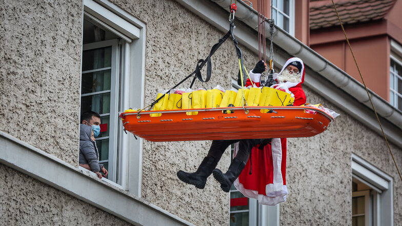 Samt einer Trage mit Geschenktüten kam der Feuerwehr-Nikolaus vor den Fenstern im Klinikum Dresden-Neustadt an.