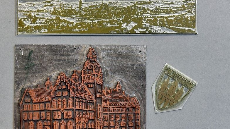 Die beiden Druckplatten mit einer Ansicht des Rathauses und dem Stadtwappen wurden bis 1990 für Werbezwecke genutzt.