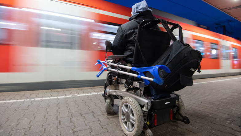 Personen im Rollstuhl haben in Sachsen oft Probleme ungehindert zum Zug zu kommen.