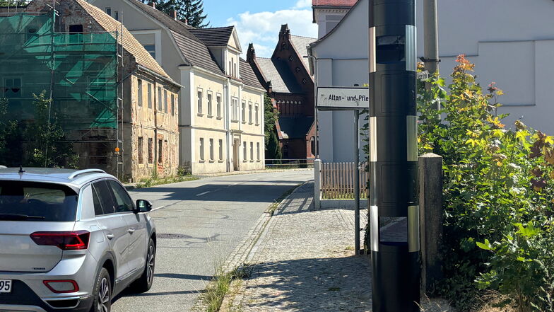 Der neue Blitzer direkt an der Einfahrt von der B99 zum Pflegeheim in Ostritz kann beide Fahrtrichtungen blitzen.