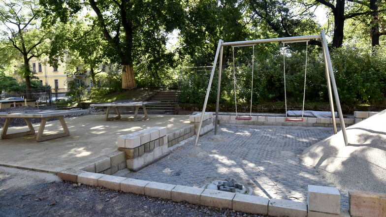 Derzeit lässt die Stadt den Spielplatz im Hermann-Seidel-Park erneuern. Neben Tischtennisplatten und Schaukel entsteht auch eine neue Kletter-Kombi. Im Herbst soll alles fertig sein.