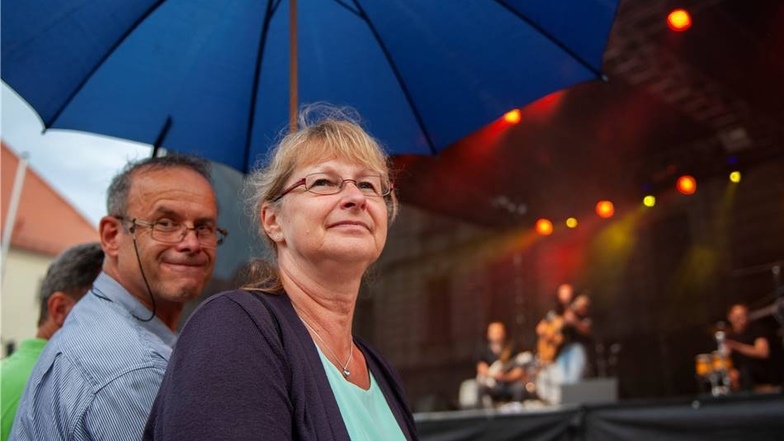Freitagabend: Die Gruppe " enVIVO" spielte auf dem Hauptmarkt. Obwohl es regnete, kamen die Besucher, wie  Armin und Birgit Benicke, sie unterm Schirm sichtlich Spaß hatten.