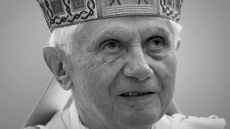 01.05.2011: Der damalige Papst Benedikt XVI. steht bei der Messe zur Seligsprechung von Johannes Paul II. auf dem Petersplatz im Vatikan. Am 31.12.2022 im Alter von 95 Jahren im Vatikan gestorben.