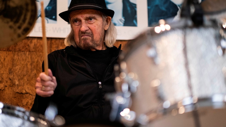 Alan White, der langjährige Schlagzeuger der britischen Progrock-Band Yes, ist im Alter von 72 Jahren gestorben.