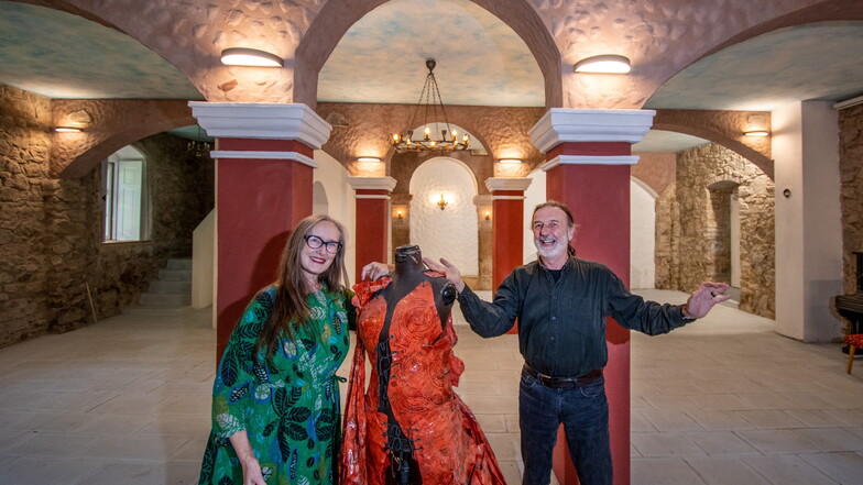Jutta Voß und Pier Giorgio Furlan stehen in dem neuen Veranstaltungsraum „Forum der Künste“ im Rittergut Ehrenberg. Das Kleid hat Furlan selbst entworfen. Die Tänzerin Jutta Voß hat es bereits bei Veranstaltungen getragen.