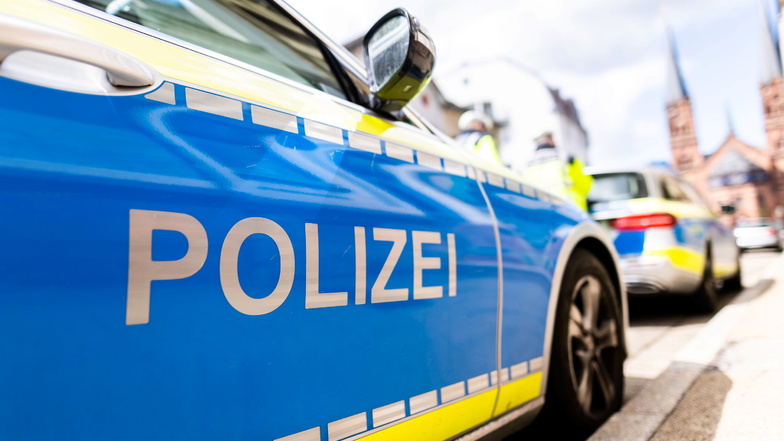 Bei einem Polizeieinsatz nahe Leipzig konnte sich ein Beamter nur durch einen Sprung zur Seite retten. Zuvor hatte er geschossen.