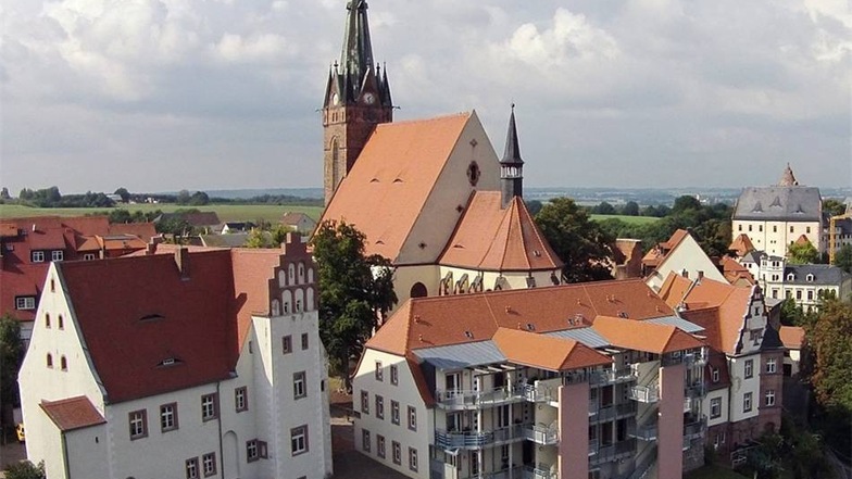 1 000 Jahre auf dem Buckel Alt ist in der „Stadt auf dem Berg“ nicht nur die Burg. Auch in der umliegenden Altstadt reihen sich fast 1000 Jahre Geschichte aneinander. Besonders sehenswert sind das Kloster Buch und die Stadtkirche St. Matthäi.