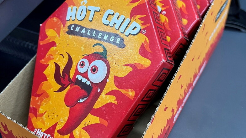 Die Verpackung der "Hot Chip Challenge" in der Form eines Sarges enthält einen einzigen extrem scharfen Tortillachip - sowie Latexhandschuhe zum Anfassen.