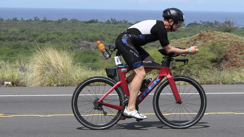 Triathlet Alexander Beer aus Dresden auf der 180 Kilometer langen Radstrecke beim Ironman auf Hawaii.