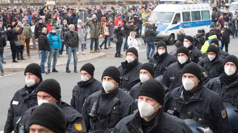 Die Polizei hat am 13. März in Dresden Demos aufgelöst. Ein 55-Jähriger drohte angesichts des Einsatzes medienwirksam damit, Polizisten umzuschießen. Nun wurde er verurteilt.
