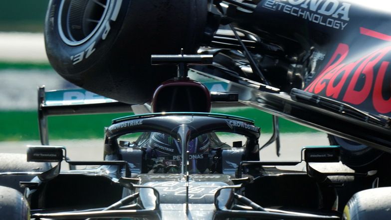 Mercedes-Pilot Lewis Hamilton und Max Verstappen vom Team Red Bull Racing kollidieren mit ihren Autos. Für beide ist das Rennen danach vorzeitig beendet.