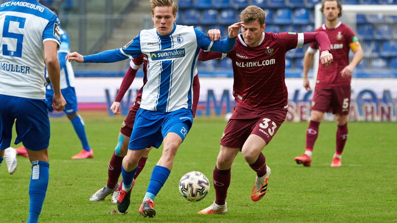Dynamos Christoph Daferner kämpft gegen Magdeburgs Thore Jacobsen um den Ball. Bisher ist das Spiel sehr ausgeglichen.
