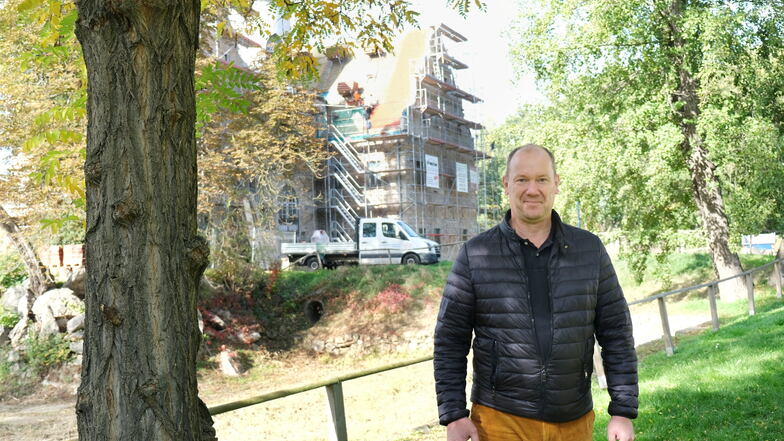 Bald wird es wieder Wasser im Graben am Schloss Oberau geben. Bürgermeister Thomas Claus zeigt den Fortschritt der Baumaßnahmen.