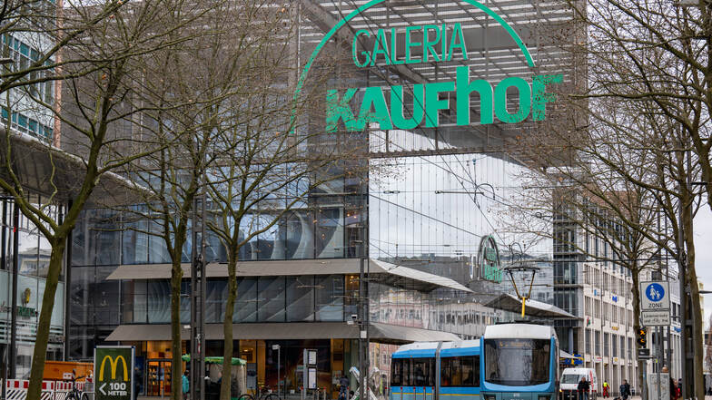 Das Logo der Galeria Kaufhof prangt groß über dem Neumarkt in Chemnitz. Die Filiale soll im Zuge der Insolvenz der Warenhaus-Kette geschlossen werden.