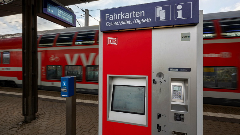Von außen sieht er ganz normal aus, doch Fahrkarten kann man an dem Automaten auf dem Heidenauer Süd-Bahnhof schon seit Wochen nicht kaufen.