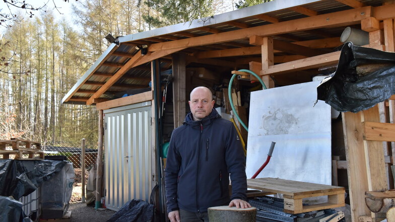 Heiko Gildemeister auf der Wirtschaftsfläche seines Waldes, der an die Gartenanlage Waldeck angrenzt.