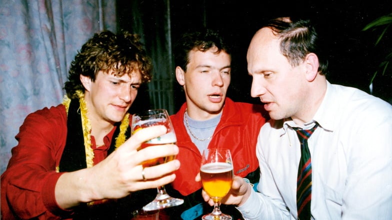 Gemeinsam mit Uwe Rößler (M.) und Wolf-Rüdiger Ziegenbalg (r.) feiert Torsten Gütschow im Mai 1991 den Aufstieg in die Bundesliga mit Dynamo Dresden.