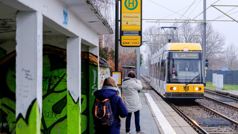 Wenn der moderne Straßenbahnzug der Linie 4 hier an der Haltestelle Köhlerstraße in Weinböhla ankommt, hat er schon eine lange Reise hinter sich, nämlich 32 der 33 Haltestellen von Dresden-Laubegast aus.