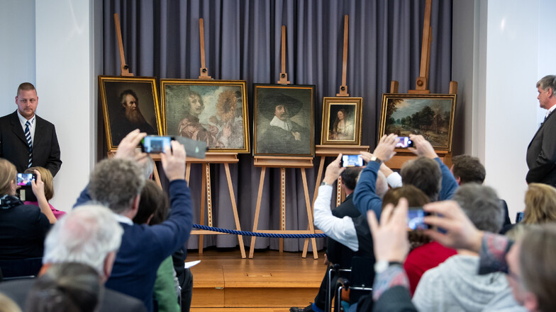 Die wieder aufgetauchten Gemälde werden bei einer Pressekonferenz zur Rückführung von fünf gestohlenen Gemälden in die Stiftung Schloss Friedenstein Gotha präsentiert.