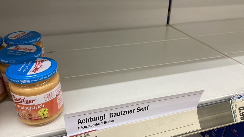 Eine Szene, wie man sie in diesen Tagen in etlichen Supermärkten vorfindet: Wer Bautzner Senf will, starrt in ein leeres Regal. Und auch ein paar andere Artikel sind kaum zu bekommen.