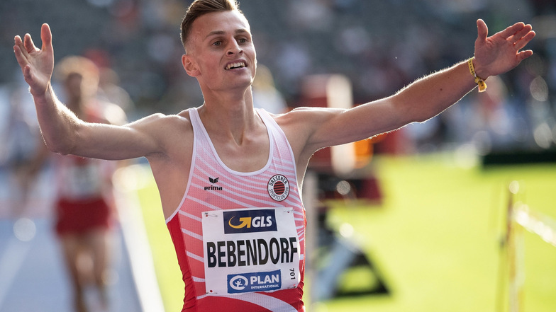 Im Berliner Olympiastadion bejubelt Karl Bebendorf den Sieg bei der Deutschen Meisterschaft über 3.000 Meter Hindernis. Nun gibt es wieder Grund zur Freude.