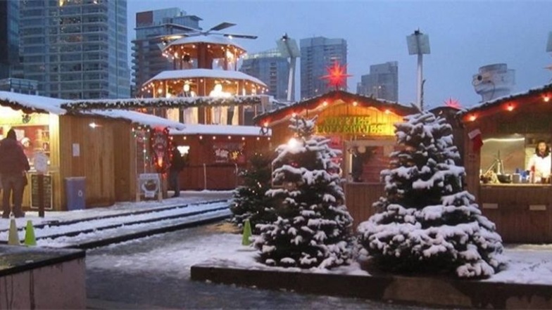 Der Weihnachtsmarkt Vancouver steht vor einer speziellen Kulisse, hat nun aber auch warmes Licht von Herrnhuter Sternen.