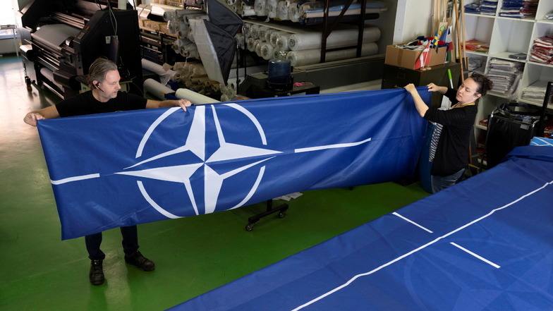 Beim Flaggenhersteller Flagghuset in Akersberga, außerhalb von Stockholm werden jetzt Nato-Fahnen hergestellt.