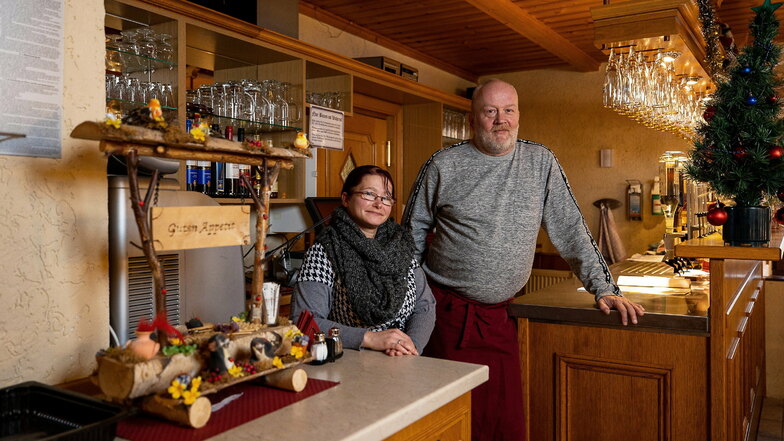 Claudia und Maik Hartmann haben Anfang Dezember das "Erbgericht" in Ruppendorf übernommen. Trotz der schwierigen Umstände sind sie zuversichtlich.