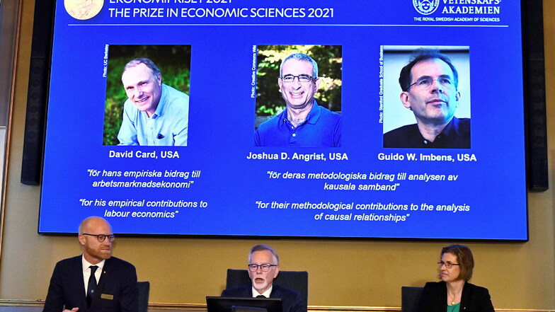 Von links auf dem Bildschirm oben sind die Nobelpreis-Gewinner zu sehen: David Card von der University of California in Berkeley, Joshua Angrist vom Massachusetts Institute of Technology und Guido Imbens von der Stanford University.