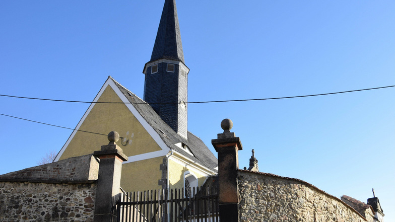 Kirche und Friedhof von Jauernick-Buschbach mussten aus Sicherheitsgründen gesperrt werden: Der Kirchturm droht einzustürzen. Beim Glockenläuten war aufgefallen, dass sich der Kirchturm „bewegt“.