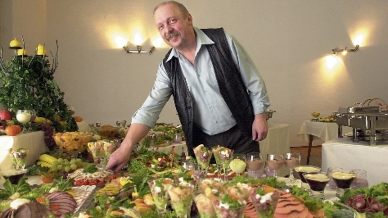 Selbst hat Horst Wagner auch viele Feiern gastronomisch betreut. Das Foto zeigt ihn 2003 beim Richten eines kalten Büffets. 