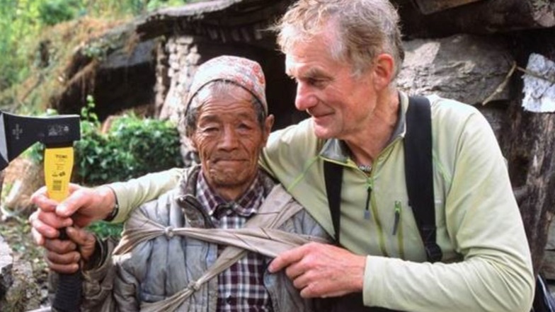 Diesem nepalesischen Bergbauern schenkte Reinhard Richter die mitgebrachte Axt, die er selbst bei der Baywa gekauft hat. Der 62-Jährige ist Servicemonteur der Baywa AG und betreut im Alltag Flurfördertechnik. Er dankt seinem Arbeitgeber sehr für das Verst