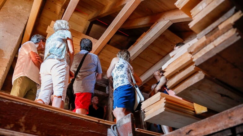 Architekt Daniel Neuer führte Besucher zum Tag des offenen Denkmals durch das Zittauer Haus in der Baderstraße 1.