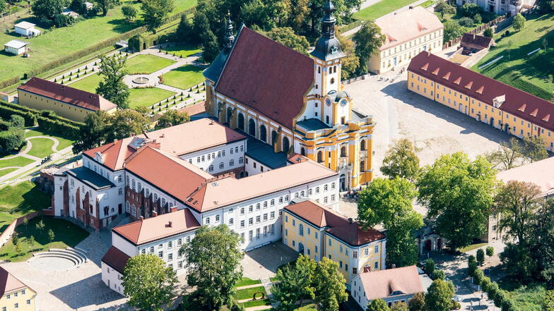 Blick auf die Klosteranlage in Neuzelle (Brandenburg), von der die Zisterzienser vor 200 Jahren vertrieben wurden. Jetzt kehren sie zurück - aber nicht mehr in ihre alte Heimstätte.