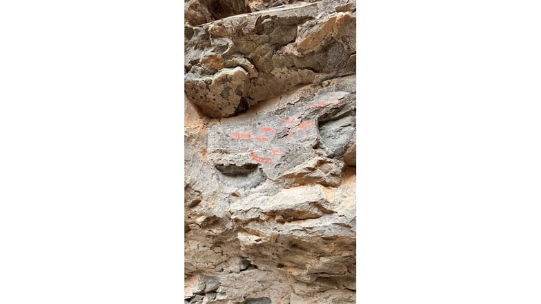Reste von Malereien, die einst Buschmänner an die Felswände gemalt haben.